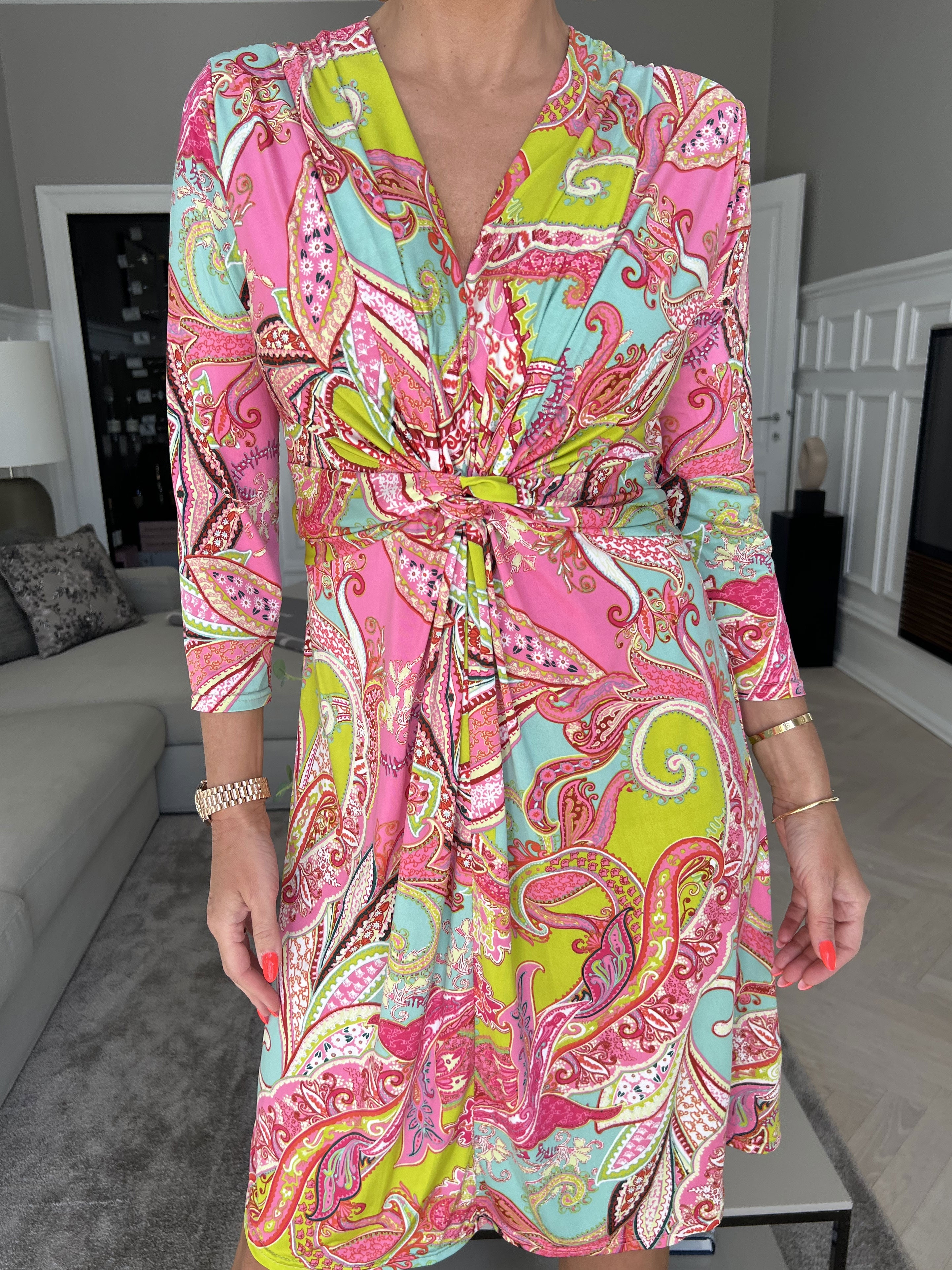 Inez - Elastisk mønstret kjole med knude ved brystet